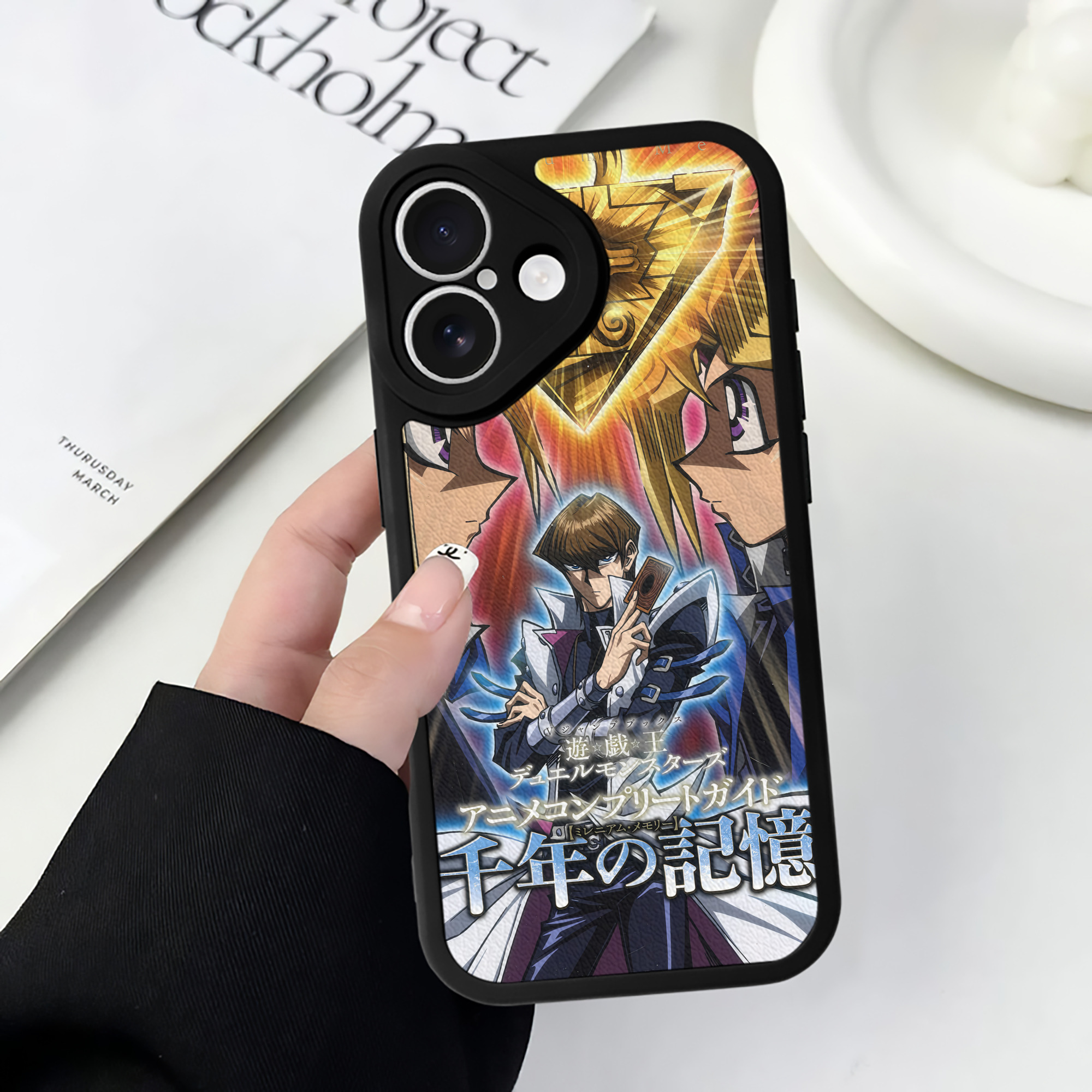 （画像用） 遊☆戯☆王 Yu-Gi-Oh! 【iPhone 16シリーズ対応】シリコンスマホケース（レザー調） 材質：シリコン